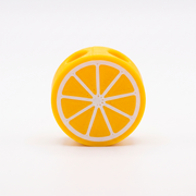 Holding rodaja limon